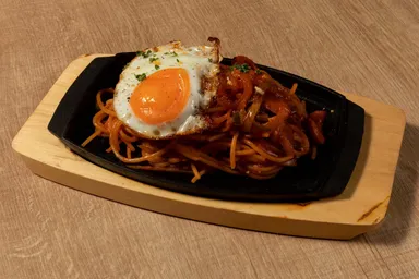 アツアツ鉄板でご提供『昭和のナポリタンスパゲティ』