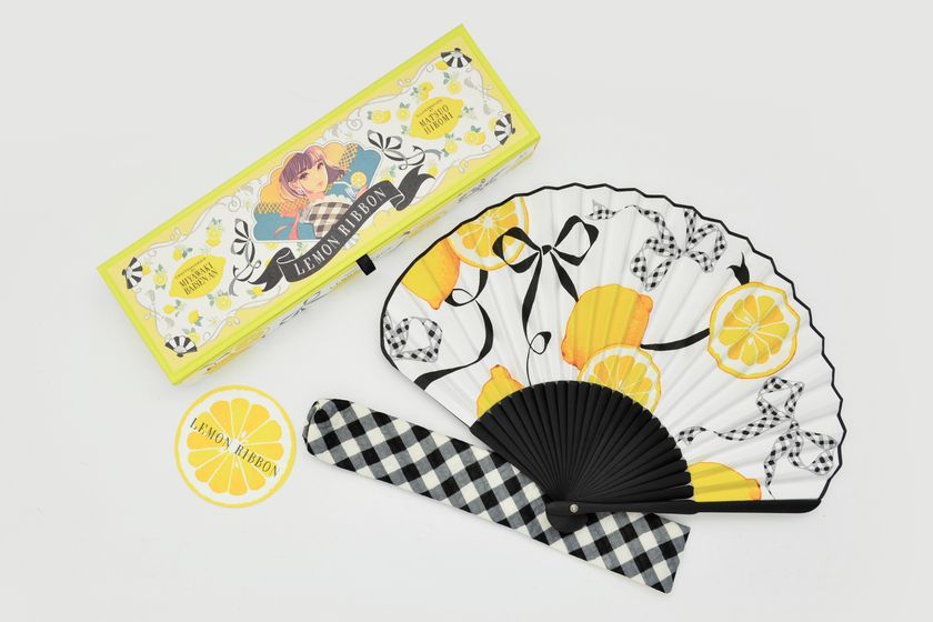 人気イラストレーター マツオヒロミ 宮脇賣扇庵の Lemon Ribbon シェル型扇子が7月2日 金 発売 株式会社宮脇賣扇庵のプレスリリース 人気イラストレーター マツオヒロミ 宮脇賣扇庵の Lemon Ribbon シェル型扇子が7月2日 金 発売 株式会社宮脇賣扇庵のプレスリリース