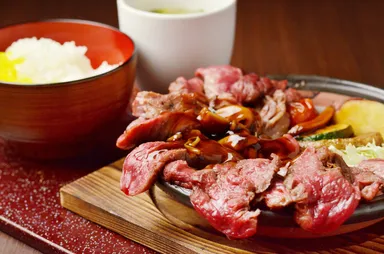 はみ出し牛ステーキ定食