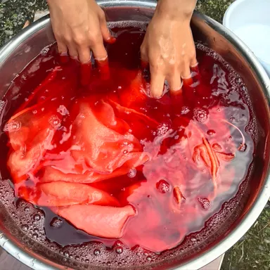 一枚一枚植物染料で手染めしています