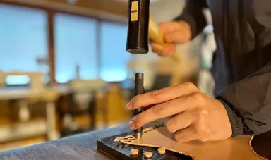 革のアジャスターも一つ一つ手作り