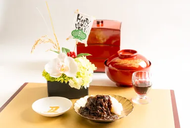 高級欧風カレー「東京ゴールドカレー」とテーブルフラワーアレンジメント