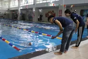 泳力検定に挑戦する子どもたち