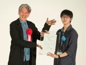 審査委員長　森内 大輔氏(左)と最優秀賞を受賞した和泉 功亮さん(右)
