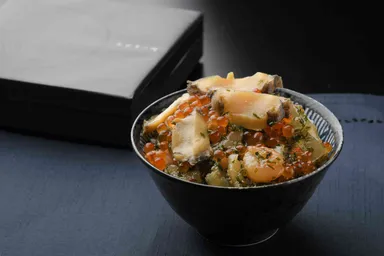 赤いいくらと白い鮑が贅沢に入った海鮮漬け「海恵紅白」