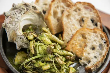 サザエとバイ貝、キノコのエスカルゴバター焼き