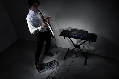 MIDI音源やMIDIフット・コントローラーを接続して演奏可能