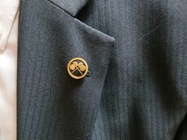 スーツの胸元に