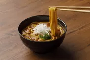 青森ネバリゴシ麺カリーうどん調理写真(箸上げ)