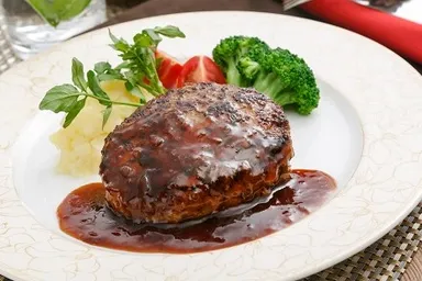 〈ラ・ベットラ・ダ・オチアイ〉落合務監修 牛肉100%のハンバーグと黒トリュフソース