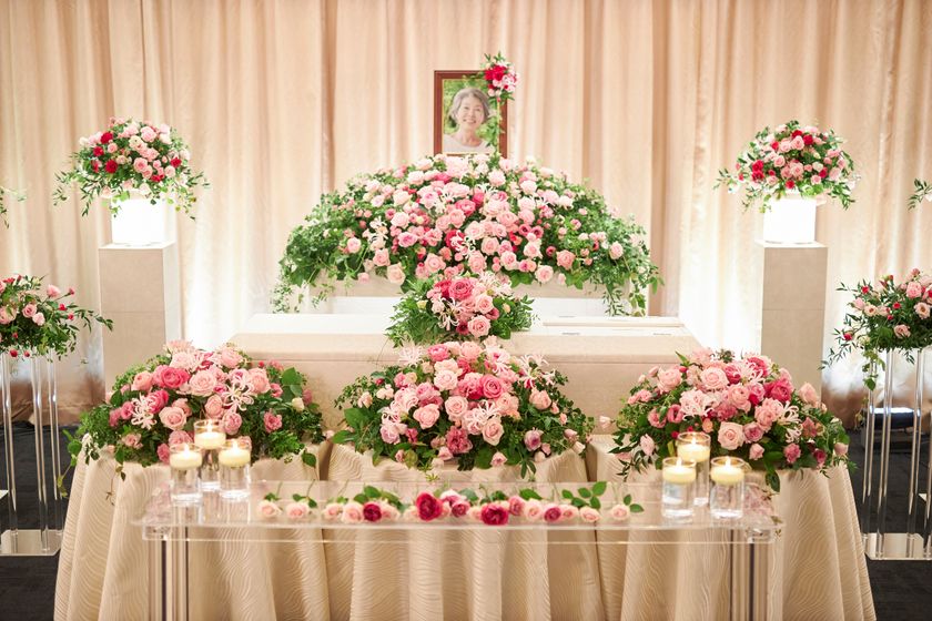 85％以上の方が、コロナウイルスの感染リスクから
お葬式の規模感や実施自体を検討する中、
“今”大切な家族を送り出す場合、美しいお花と共に
送り出してあげたいというニーズが判明！
大切な人をお花で明るく華やかに送り出す
「お花あふれるお葬式」
2020年12月21日（月）より提供開始！
