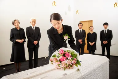 お花あふれるお葬式_エンディングブーケ_日比谷花壇