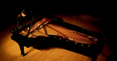 ジェイコブ・コーラーのピアノ演奏(C)Movie Impact, Inc.