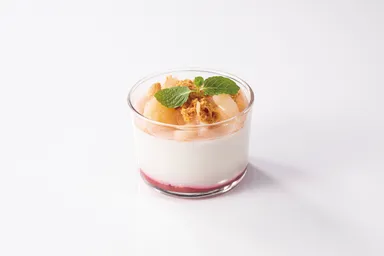 ドルチェ：ビアンカ・アモーレ(アマレッティ香るピーチパンナコッタ)