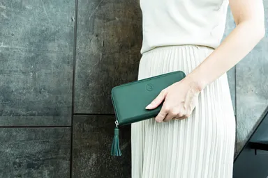 シックな深碧の鹿革