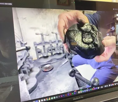 製造現場にて墨の製造実演を中継