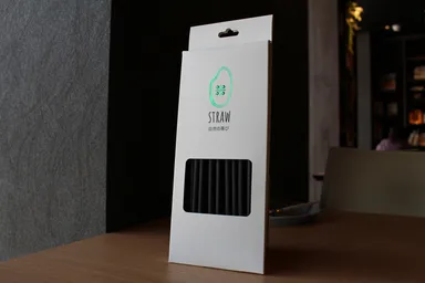 黒色のストローメイン写真