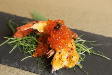 オマール海老の雲丹焼き　いくらまみれ