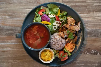 一番人気、自家製塩麹チキンランチ