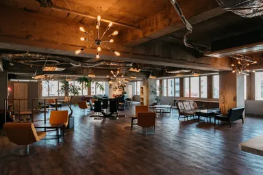 店舗入り口からの店内風景