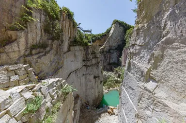 「石切りの渓谷(タニ)展望台」