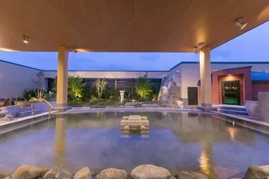 リゾート感あふれる天然温泉