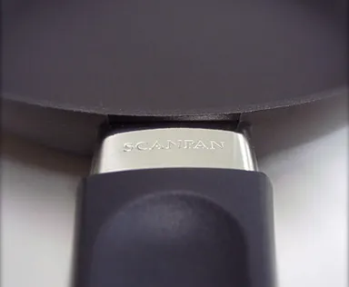 ネジやリベットを使わないため、緩まないハンドル