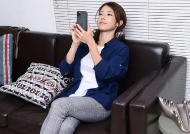 ソファに座ってスマホ