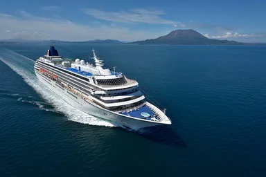 飛鳥IIと桜島(撮影：中村武弘)