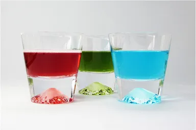 飲み物の色が映る富士山ロックグラス