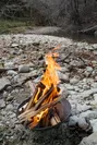 川原で焚き火
