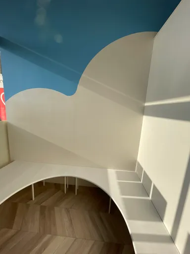 店舗内に設置されたベンチ