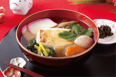 湘南産の“あかもく”を添えた「鎌倉 あかもく雑煮」920円(税込)／御飯セット 1,420円(税込)