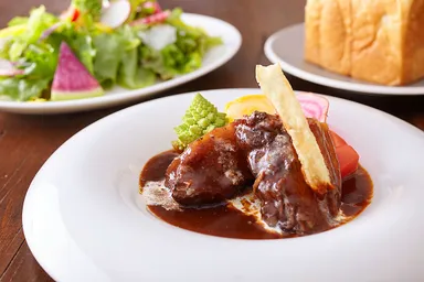 「極上“幻の和牛・葉山牛”の赤ワイン煮込み～湘南野菜の付け合わせ～」2,200円(税別)