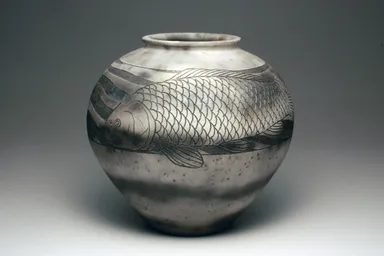 叩き唐津墨雲掻落し魚文壺