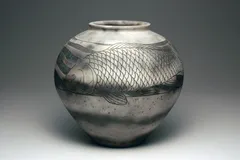 叩き唐津墨雲掻落し魚文壺