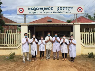 保健センターの入口に立つ保健センタースタッフ