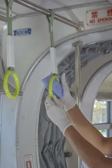 つり革もすべてコーティング