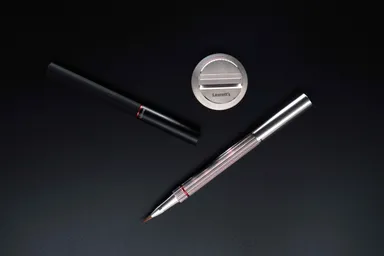 付属するペンレストも削り出し