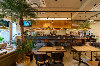 ナルカフェのハワイアンな店内