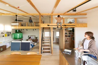 家族と程よい距離で繋がる開放的なリビング