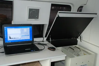 放射性物質の核種分析用「MOVING LAB」(車内)