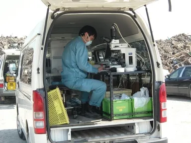 アスベスト分析用「MOVING LAB」による現地調査風景(4/14撮影)