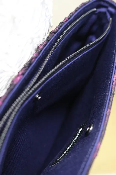 ジッパー開閉と二つのホックで