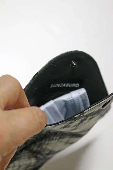 半分に折ってマスクを入れて