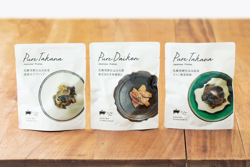自社生産加工！長期乳酸発酵仕込みの高菜と大根を
厳選国産素材による職人調味。
こだわり3商品を「PUREシリーズ」として
2021年1月1日よりオンラインショップにて販売中！