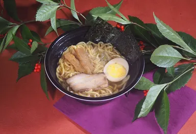 岩本屋監修　背脂入り豚骨醤油ラーメン