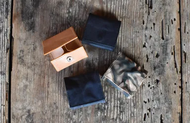 絞り染めと無地の小銭入れ