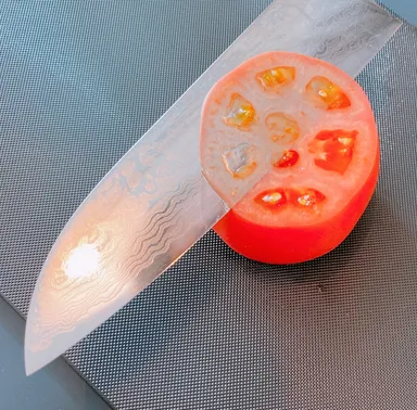 トマトの薄切りも軽い力でスイスイ