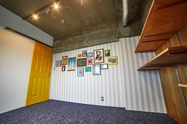 額装された山本氏直筆スケッチが16点並ぶ。額縁までもが壁画というコンセプトから壁に完全固定されています。